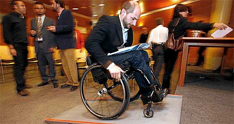 Usuario en silla de ruedas sobre rampa. (Foto: El Mundo)