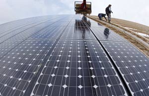 Unos operarios trabajan en la instalacin de lo que ser el mayor techo solar integrado del mundo, en una granja en el noreste de Francia. (Foto: REUTERS)