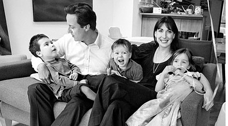 Cameron, con su hijo Ivan en brazos, y el resto de su familia. | Getty Images