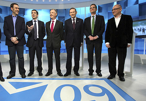 Los seis candidatos antes de comenzar el debate. | Efe