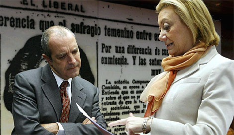 La presidenta de la Comisin de Control de la Corporacin, Luisa Fernanda Rud, conversa con Luis Fernndez. (Foto: EFE)
