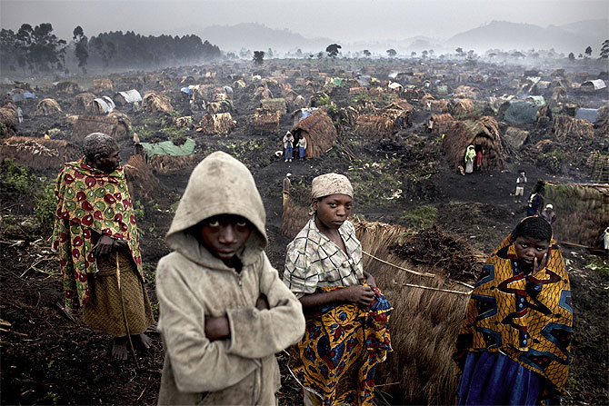 Jvenes bajo la lluvia en El Congo. (Foto: Andrew McConnell)