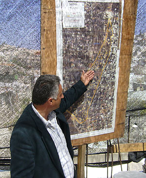 Fakhri ensea a elmundo.es el mapa con su casa marcada para la demolicin.