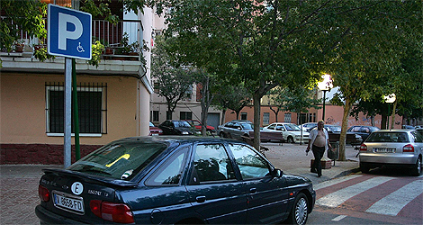 Un coche aparece estacionado en una plaza reservada a personas discapacitadas. | Benito Pajares