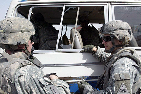 Soldados estadounidenses en Irak inspeccionan un vehículo. | Efe