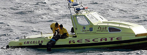 Los servicios de rescate recuperan uno de los 25 cadveres. | Reuters