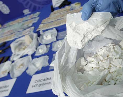 En el registro se intervinieron 647 gramos de cocana, 344 gramos de herona y 39.618 euros. En la foto, parte de la droga intervenida. (Foto: Efe)