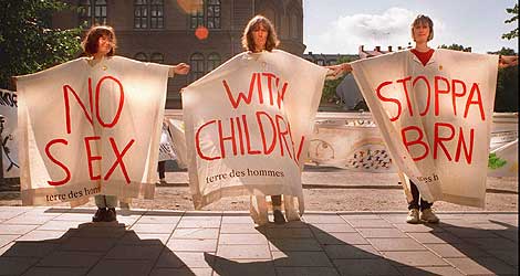 Tres manifestantes contra la explotacin sexual infantil. | AP