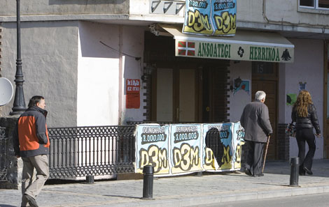 La 'herriko taberna' atacada, empapelada con carteles de D3M. | Justy