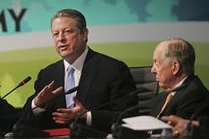 T. Boone Pickens (a la derecha) junto con Al Gore en una conferencia sobre energia. | AP