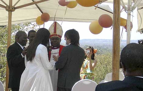 Pedro del Campo y Nyasha Mujuru se casaron junto a las cataratas Victoria. (Foto: bodaclick.com)