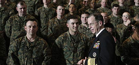 Imagen reciente del almirante Mullen, pasando revista a un grupo de marines. | Reuters