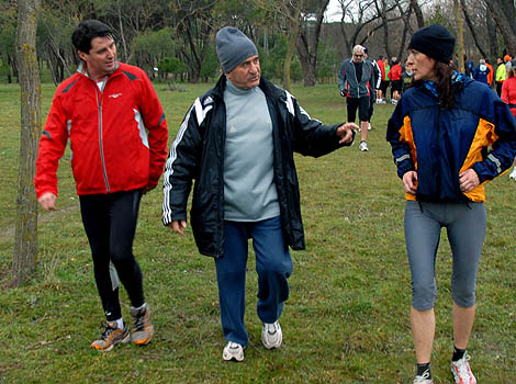 Marga Estebaranz comenta con Flix Arvalo los entrenamientos de la Casa de Campo. (Foto: Alfredo Merino)