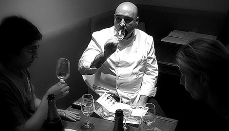 Alberto Herraiz catando vinos en su restaurante. | Foto: Fogn