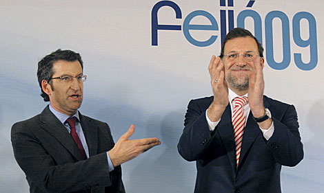 Feijóo señala a Rajoy, que agradece el apoyo de los 'populares' presentes. | Efe