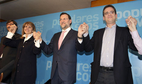 Mariano Rajoy, flanqueado por De Cospedal y Basagoiti. | Efe