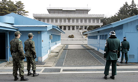 Soldados de las dos coreas en la zona desmilitarizada. | Ap