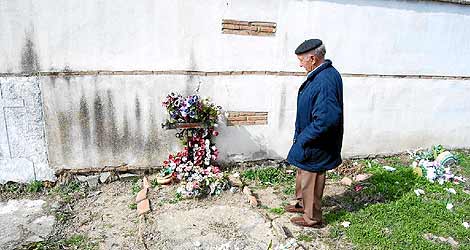 Un vecino de Fresno el Viejo observa la sepultura del noruego, siempre cubierta de flores. | Mar de la Fuente