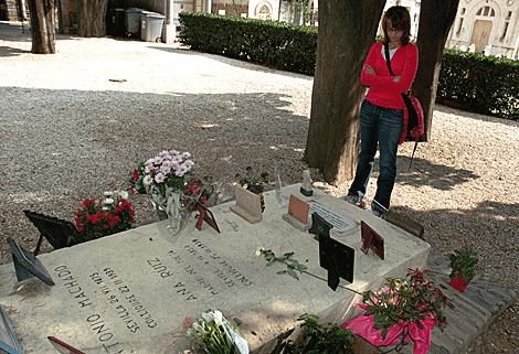 Una joven al pie de la tumba en Coillure. | S. Torres