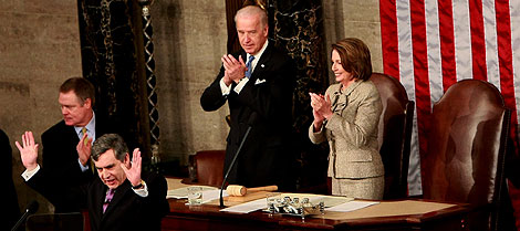 Joe Biden y Nancy Pelosi, a la dcha., aplauden a Gordon Brown. | AFP