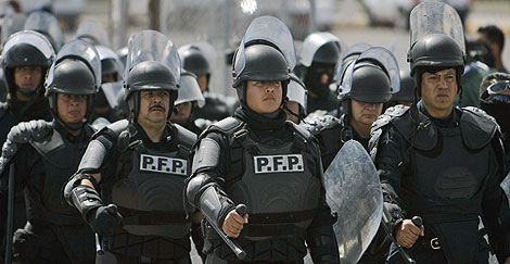 Agentes de la polica cerca de la crcel del motn. | AP