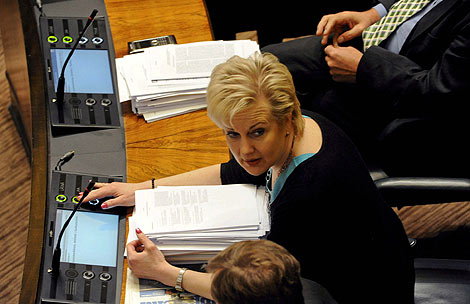 La ministra de Telecomunicaciones de Finlandia, Suvi Linden, vota la 'Ley Nokia'. | Efe