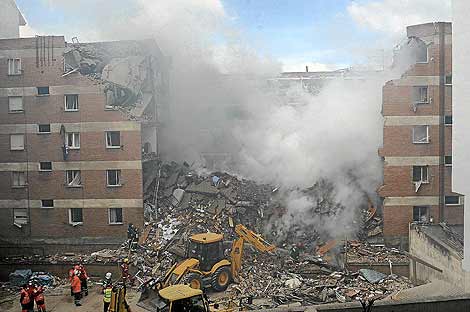 Los bomberos retiran los escombros tras la explosin, en una imagen de archivo. | M. Brgimo