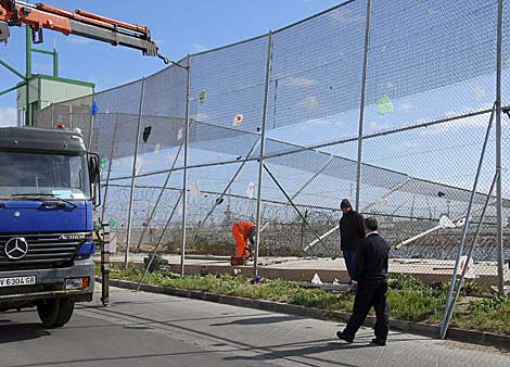 Operarios reparan el tramo afectado de la valla | Efe
