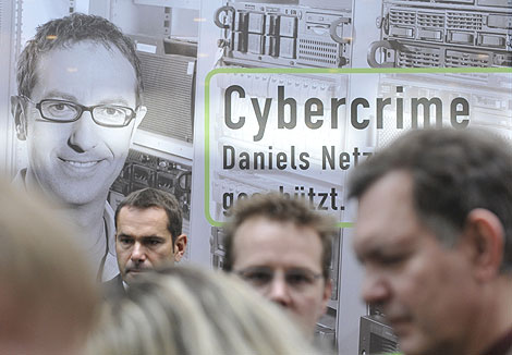 Visitantes pasan por un 'stand' de ciberseguridad en la Feria | Foto: AFP