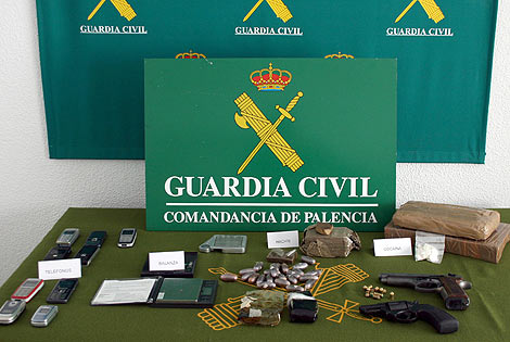 Droga y artculos incautados por la Guardia Civil.| Manuel Brgimo
