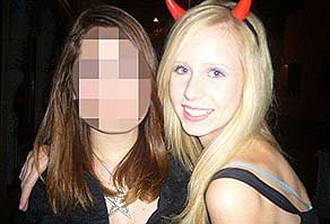 Jodie Hudson, en una foto con una amiga colgada en Internet.