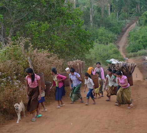 Indgenas de Ratanakiri (Camboya) regresan a su aldea tras recoger madera. / Hctor Rif