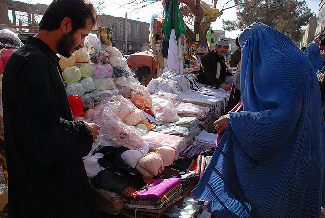 Una afgana compra sostenes en un tenderete regentado por un hombre en la ciudad de Herat. (Foto: Mnica Bernab)