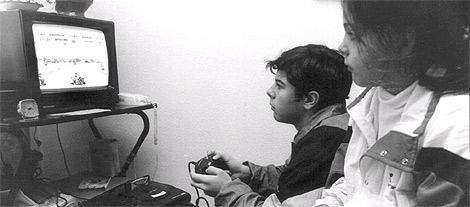 Unos niños juegan a un videojuego en el televisor de su casa. (Foto: Alberto Cuéllar)