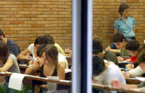 Una profesora supervisa un examen en Barcelona.| Domènec Umbert