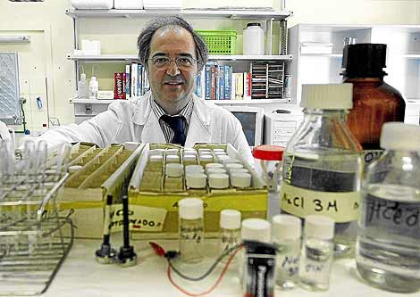 Ricardo Rigual, en un laboratorio de la Facultad de Medicina. | P. Requejo