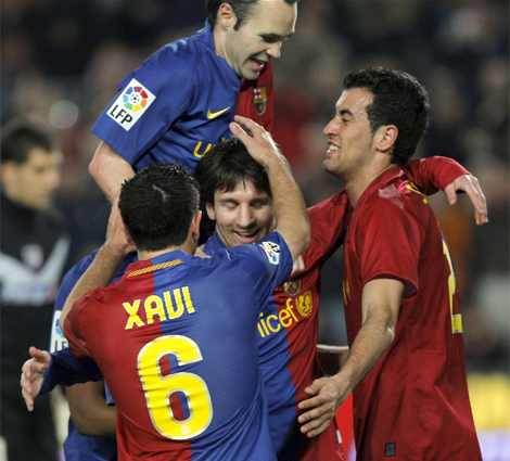 Xavi e Iniesta celebran con sus compaeros un gol ante el Athletic. | Efe