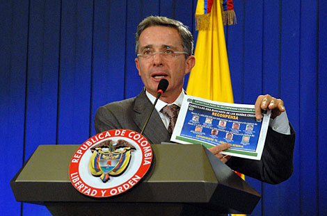 El presidente colombiano, con las fotos de varios narcos y jefes criminales. | Efe