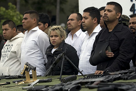Los detenidos en Tijuana, ante el arsenal de armas incautado. | AP