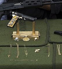 Detalles de las pistolas con la imagen de la 'Santa Muerte'. | AP