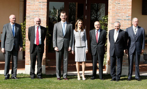 Los príncipes, junto a los representantes de las empresas participantes. | EFE