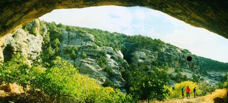 Boca de la Cueva de Chaves, en el muncipio oscense de Bastars, que ha sido destruida. / Pilar Utrilla