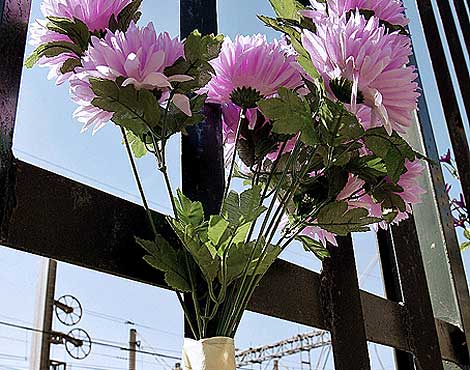 Un ramo de flores recuerda el quinto aniversario del 11-M en Atocha. | Foto: S. Enrquez