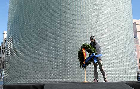 Un hombre deposita una corona de flores junrto al monumento. | Foto: Alberto Cullar