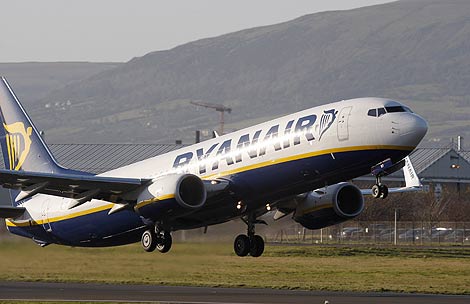Un avión de Ryanair despega del Aeropuerto de Belfast City. | AP