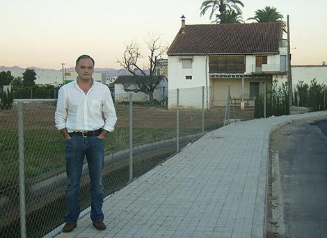 Esteban González Pons ante la propiedad de De la Vega en Beneixida | E.M.