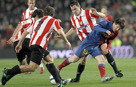 Messi trata de burlar a varios jugadores del Athletic. (EFE)