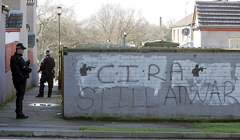 Un polcia patrulla las calles de Irlanda del Norte. | Efe