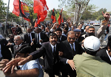 A pesar edl cordn policial se inicia la marcha de protesta en Pakistn prohibida por el Gobierno. | AFP