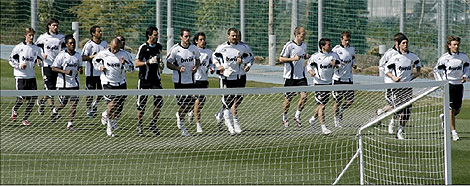 La plantilla del Real Madrid, durante un entrenamiento. (Foto: Alberto Di Lolli)